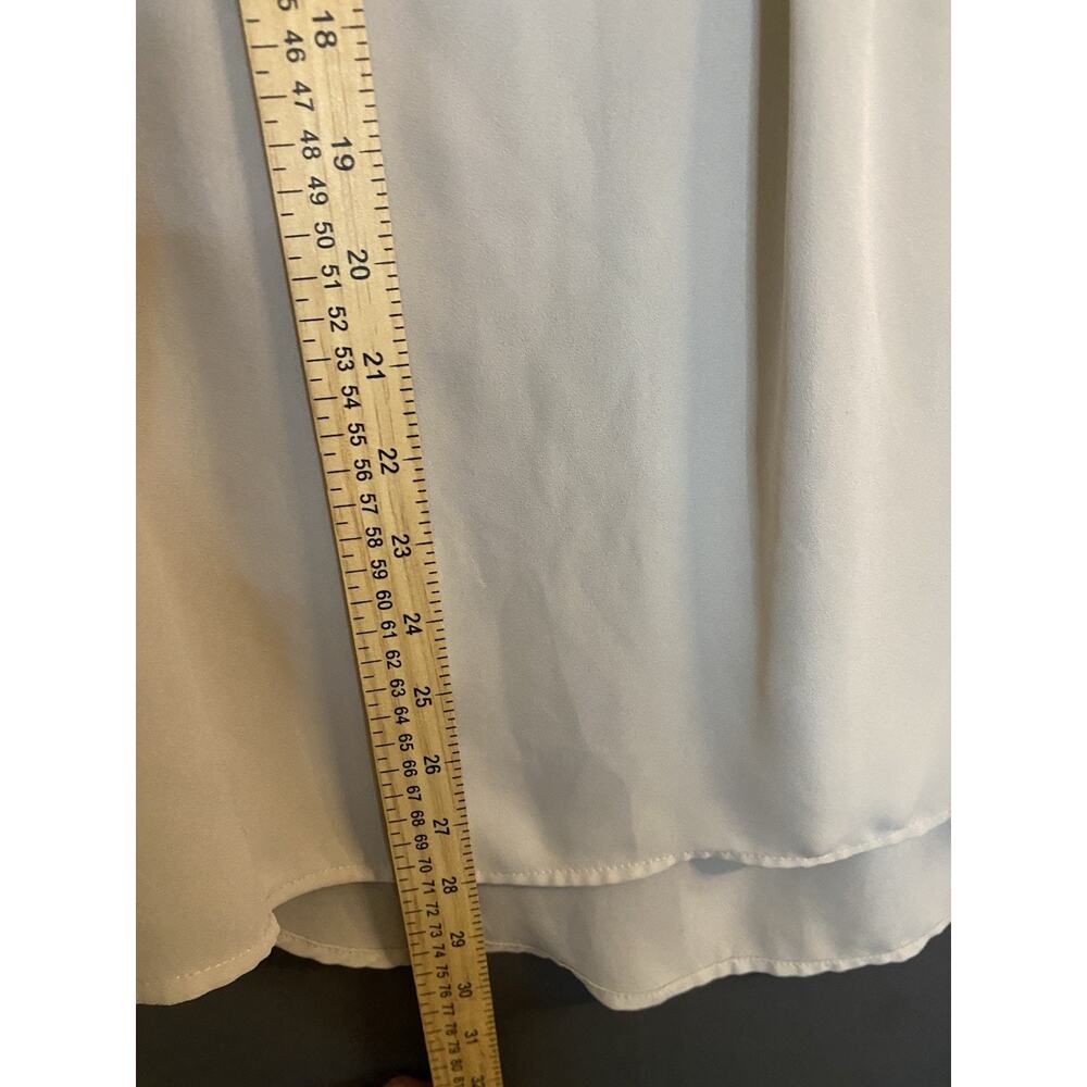 Express Women's White V-Neck Button 3/4 Sleeve Blouse Size M Regular - Picture 2 of 7